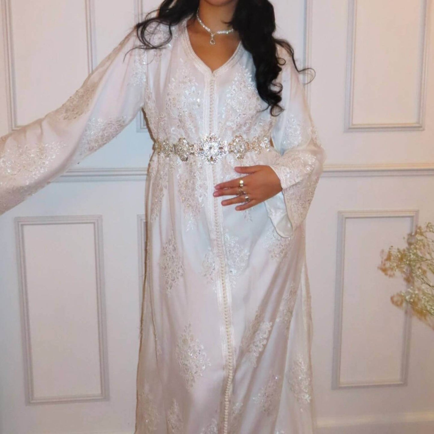 Caftan blanc de mariage Sabah Al Nūr, vue de face avec broderies délicates avec ceinture en argent