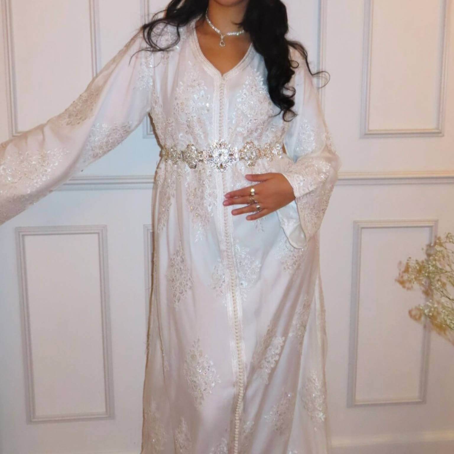 Caftan blanc de mariage Sabah Al Nūr, vue de face avec broderies délicates avec ceinture en argent