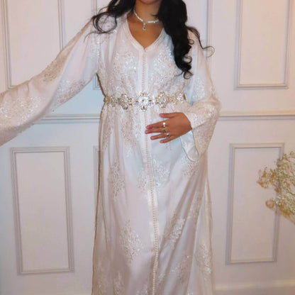 Caftan blanc de mariage Sabah Al Nūr, vue de face avec broderies délicates avec ceinture en argent