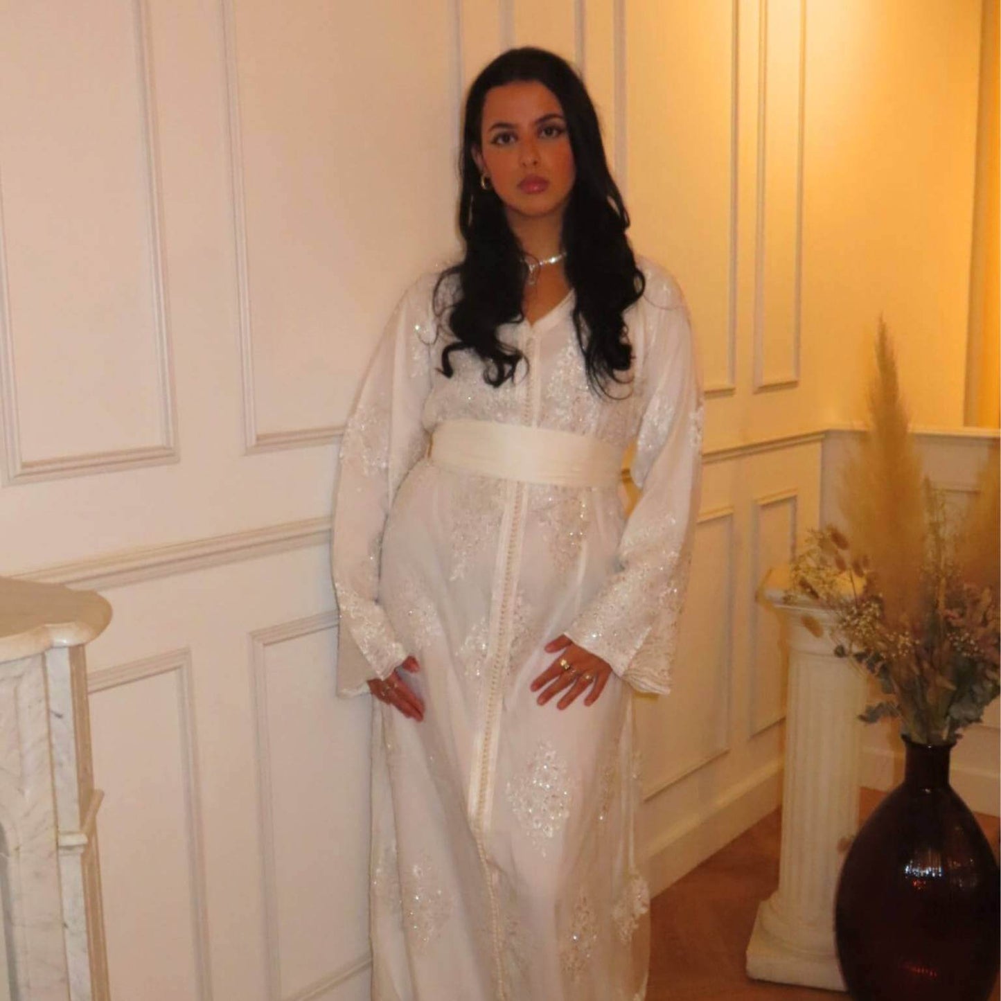 Caftan blanc de mariage Sabah Al Nur, vue de face avec broderies délicates et ceinture en soie